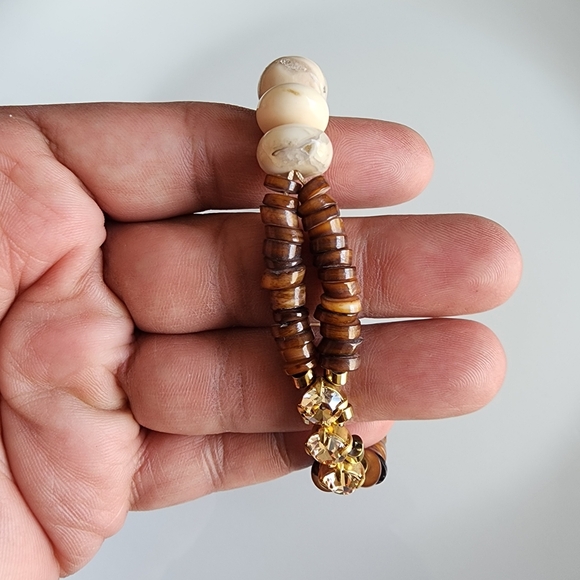 Elegant Brown Beaded Bracelet with Gold Accents - Picture 4 of 7